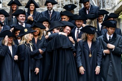 Espot abraçant Enseñat després de la sessió constitutiva.