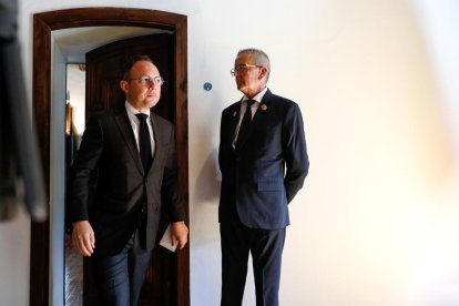 Xavier Espot sortint del despatx del síndic general de Casa de la Vall.