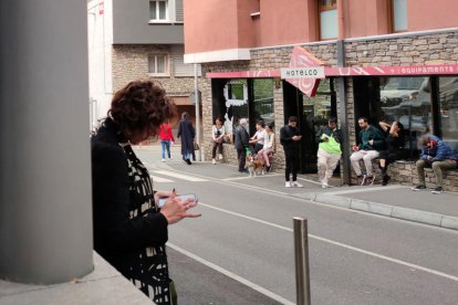 Ciutadans fent cua a les portes d'Immigració.