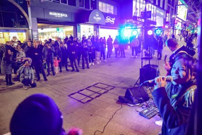 El Shopping omple els carrers de color.