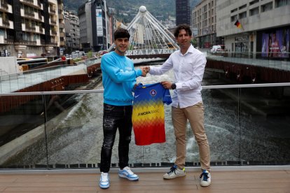El davanter Julen Lobete i Jaume Nogués, director esportiu de l'FC Andorra, ahir a la plaça de la Rotonda.