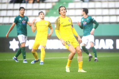 El capità de l'FC Andorra, Rubén Bover, es lamenta en una acció a A Malata, ahir.