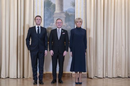 Fòrum de la pau París 2023, Espot amb Macron