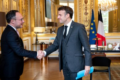 Salutació entre el cap de Govern, Xavier Espot, i el Copríncep francès, Emmanuel Macron.
