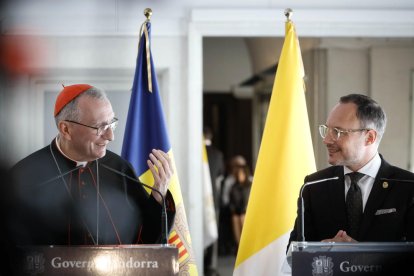 El secretari d'Estat del Vaticà, Pietro Parolin, i el cap de Govern, Xavier Espot, durant la compareixença.