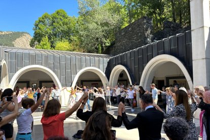 Autoritats i ciutadans ballant.