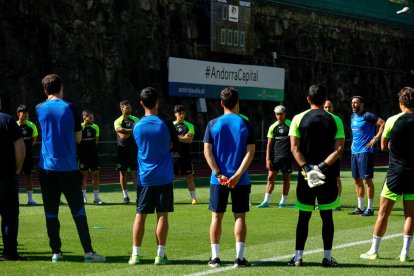 Eder Sarabia va fer una xerrada als futbolistes i cos tècnic abans de que arrenqués l'entrenament.