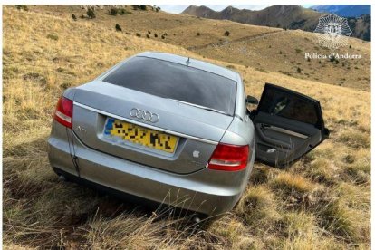 Vehicle dels lladres abandonat al coll de la Botella, a prop de la frontera