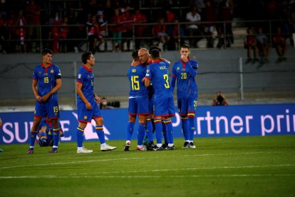 Lima rep les mostres d'afecte dels companys de la selecció en el seu darrer partit, ahir.