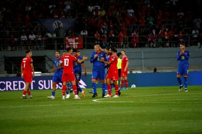 Ildefons Lima, que va jugar com a capità els darrers 22 minuts amb la selecció, rebent les felicitacions, ahir.