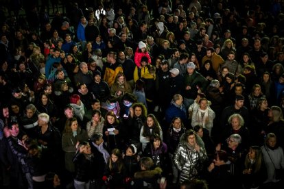 Persones demanant un habitatge digne.