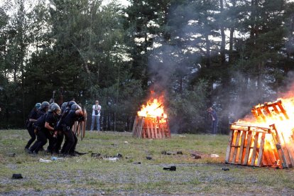 Els alumnes agents durant el simulacre d'una manifestació hostil.