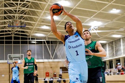 Tyson Pérez penetrant a cistella.