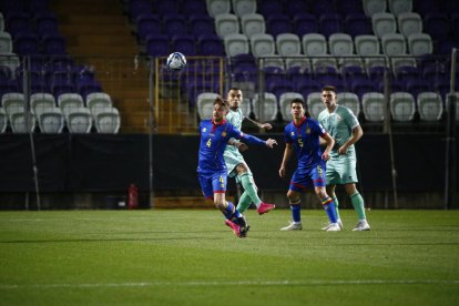 Els tricolors Marc Rebés i Max Llovera en una acció del partit davant Bielorússia, ahir.