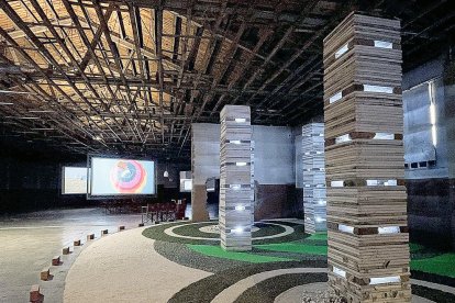 La mostra recull obres d'una seixantena d'artistes d'arreu i també d'Andorra.
