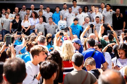 La plantilla i cos tècnic del MoraBanc a la festa de presentació.