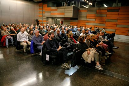 Assistents a la reunió informativa del comú, ahir.