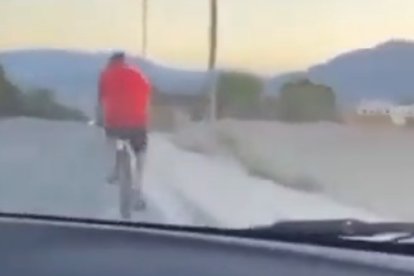 Un ciclista mor atropellat per dos joves