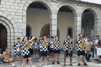 El grup Zebrass durant la cercavila a l'inici de la festa