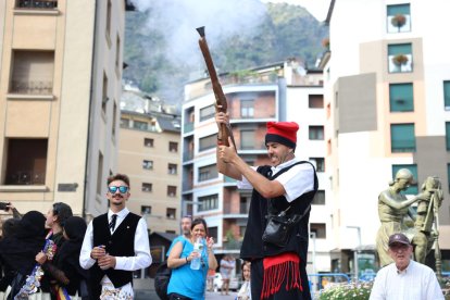 Un dels trabucaires inaugurant la festivitat a la plaça de l'Església, ahir a la tarda.