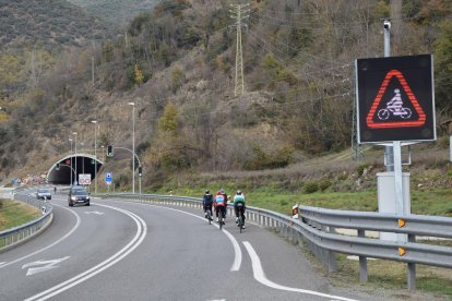 Ciclistes a la carretera N-145.