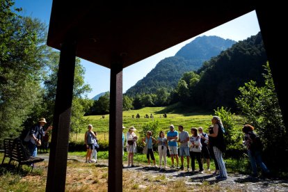 Els participants van recórrer el camí ral de Llorts.