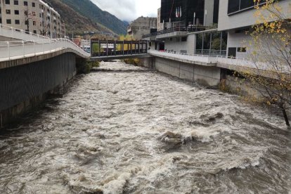 El riu Valira ha augmentat de cabal aquesta tarda a Escaldes