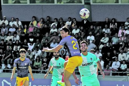 El capità de l'FC Andorra, Rubén Bover, lluita per una pilota davant la presència de Rober Pier, de l'Sporting.