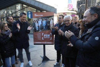 Els candidats demòcrates d'Andorra la Vella amb Xavier Espot en l'enganxada de cartells