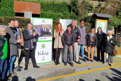Els candidats d'Units per Ordino en l'enganxada de cartells aquest migdia