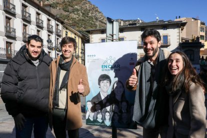 Baró, González, Escalé i Olalla, a l'enganxada de cartells de la capital.