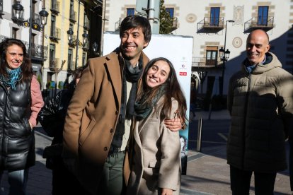 González i Olalla s'abracen durant l'enganxada del cartell.