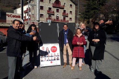 El PS en el moment de la penjada dels cartells.
