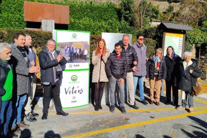 Enric Dolsa amb el seu partit a l'enganxada de cartells.
