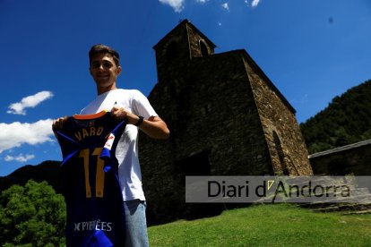 El mitjapunta Álvaro Martín, que lluirà el dorsal 11 amb l'FC Andorra, ahir a Sant Cristòfol d'Anyós.