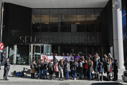 L'activista va rebre el suport d'un centenar de persones.