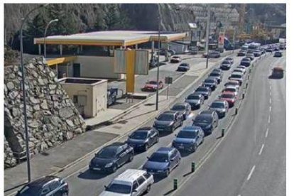 Cues a Sant Julià per l'elevada afluència de visitants des d'Espanya