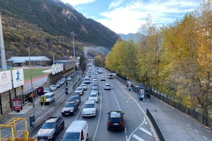Trànsit dens a l'avinguda Salou de pujada aquest matí