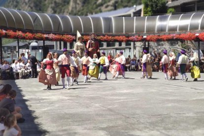 El tradicional ball del Contrapàs avui a la plaça del Poble