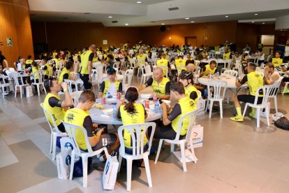Els participants de la Purito gaudint del dinar de germanor al 'Pasta Party' a Encamp