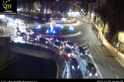 Col·lapse a la rotonda de Fontaneda aquest vespre