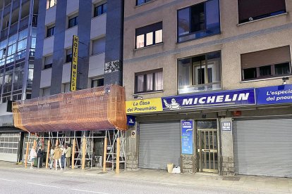 Els dos edificis desallotjats ahir a l'avinguda Santa Coloma d'Andorra la Vella.