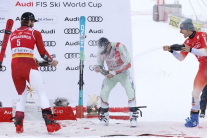 Verdú, al centre, celebra el podi aconseguit a Val d'Isère.