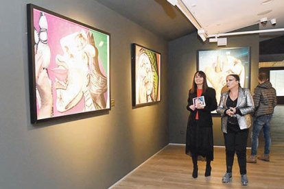 ORLAN visita l'exposició amb la ministra Mònica Bonell.