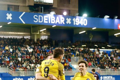 Els jugadors de l'FC Andorra celebren el gol de l'empat.