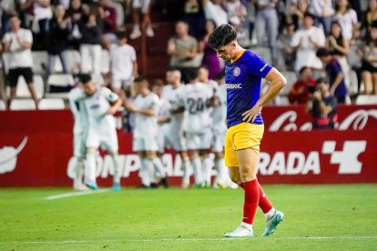 Lobete es lamenta després d'un dels gols de l'Albacete.