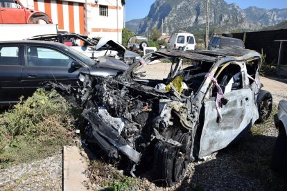 Un dels cotxes incendiats.