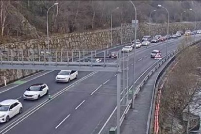Retencions a la Portalada per l'arribada de visitants des d'Espanya