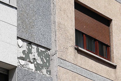 Esquerdes a diferents espais de l'edifici afectat.