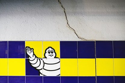 Esquerdes a diferents espais de l'edifici afectat.